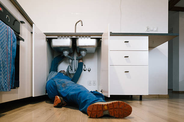 Professional Emergency Plumber technician working in Lansing, OH